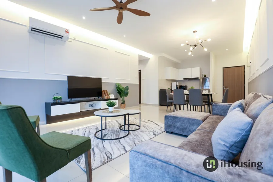 iHousing 客厅及用餐区,配有蓝色沙发、绿色单人椅和餐桌